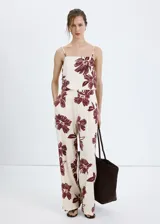 Top de tirantes finos con escote cuadrado, de corte recto y estampado floral en tonos bordó sobre base beige.