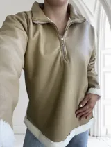 Buzo beige de ecocuero con cuello polo y cierre metálico parcial.