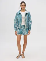 Short holgado de estilo boxy, color celeste con estampado tie-dye y detalles de ribetes en tono crudo. Cuenta con pretina elástica y pequeño logo bordado en la pierna.