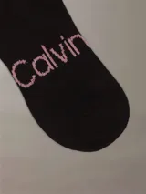 Pack de 6 medias tobilleras Calvin Klein de punto plano, color negro con logotipo de la marca estampado en color rosado.