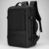 Mochila de viaje expandible color negro, impermeable, con puerto USB integrado, compartimento para laptop, correas ajustables y diseño ergonómico.