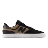 Championes New Balance Numeric 272, diseñados para skate, con combinación de gamuza y materiales sintéticos en color negro y marrón. Presentan el logo N en el lateral, suela blanca de gran flexibilidad y agarre, y plantilla Ortholite para mayor amortiguación.