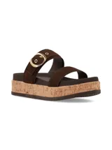 Sandalias de plataforma estilo flatform con dos tiras anchas en el empeine, confeccionadas en material marrón. La tira superior cuenta con una hebilla metálica grande en tono dorado y ojales decorativos. La plataforma posee una textura símil corcho.
