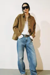 Jeans de tiro medio confeccionados en denim con efecto lavado, diseño de pernera curva y corte recto. Cuenta con cinco bolsillos, trabillas en la cintura y cierre frontal con cremallera y botón metálico.