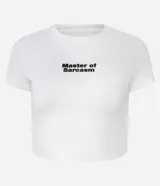 Remera blanca de algodón con corte ajustado al cuerpo, cuello redondo y manga corta. Presenta el texto "Master of Sarcasm" estampado en negro en el pecho.