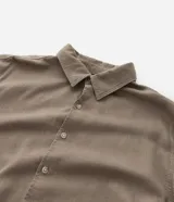 Camisa masculina de manga larga color beige, con cuello inglés y abotonado frontal. Corte comfort.