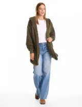Cardigan de textura tipo corderito (sherpa) color verde oliva, con diseño abierto sin botones, mangas largas con puños elásticos y capucha integrada. Presenta bolsillos frontales diagonales y un corte holgado.