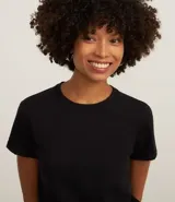Remera de algodón celeste con cuello redondo y mangas cortas dobladas, de corte regular y diseño liso.