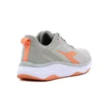 Championes deportivos Diadora modelo Delta para mujer, color verde claro/gris con detalles en naranja coral. Presentan una capellada de malla transpirable, logo Diadora en naranja en el lateral y una suela gruesa de espuma blanca con detalles en naranja en la puntera y el talón.