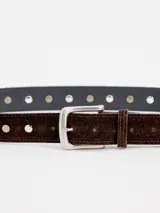 Cinto de gamuza marrón con tachas metálicas en tonos plateado y dorado viejo, hebilla metálica rectangular y pasador de cuero.