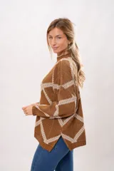 Sweater marrón con diseño de rombos color crema, cuello alto y mangas largas abullonadas.