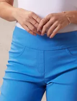 Bermuda color beige de gabardina elastizada, marca Ruby Rd. Tiene pretina ancha elastizada, bolsillos simulados en la parte delantera y bolsillos aplicados en la parte trasera.