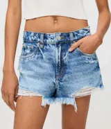 Short de jean femenino de corte slim, con trabillas en la cintura, bolsillos y cierre delantero tradicional. Presenta detalles desgastados y terminación deshilachada.