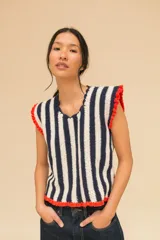 Top tejido a crochet con rayas verticales color crema y bordó, con volados en los bordes.