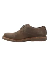 Zapato casual de cuero para hombre en color marrón, con cordones, punta redonda y suela de goma con textura.