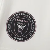 Short deportivo negro con cintura elástica ajustable con cordón, logo del Inter de Miami en la pierna izquierda y la palabra "MIAMI" en la pierna derecha.
