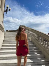 Short de cuero sintético color fucsia con flecos en el ruedo.