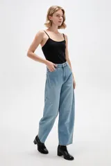 Pantalón jean de tiro alto, corte ancho y diseño relajado, color azul claro.