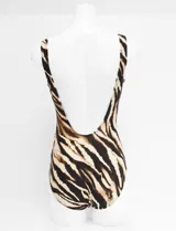 Malla enteriza con estampado animal print, escote en V cruzado, fruncido lateral y copa armada con sujetador interno.