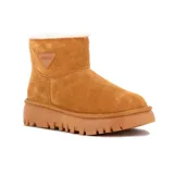 Bota corta de gamuza color tostado, con forro interno de corderito sintético, suela de goma plataforma acanalada y aplique triangular con la marca "Country" en el lateral.