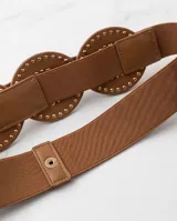 Cinto de dama elástico color marrón, con diseño entrelazado y apliques de tachas doradas.