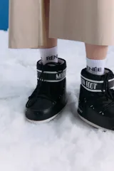 Medias de media caña en color blanco, confeccionadas en algodón, con el logo RENÉE estampado en negro en la parte superior de la caña.