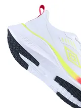 Championes deportivos Umbro modelo Boltalk, color negro con detalles en blanco. Presentan una capellada de malla transpirable con refuerzos sintéticos y una suela de goma blanca con amortiguación.