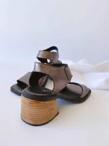 Sandalias de cuero color peltre con taco de madera.