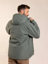 Campera negra con capucha, cierre frontal con cremallera y bolsillos laterales con botón a presión.