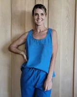Musculosa celeste de denim con bolsillo de parche en el pecho.