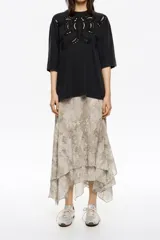 Falda midi de tejido liviano con estampado de piel de serpiente en tonos beige y gris. Diseño con capas superpuestas y bajo asimétrico con volados.