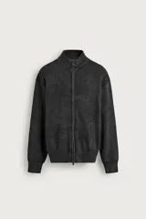 Chaqueta de punto relaxed fit de algodón color gris oscuro con efecto lavado, cuello subido, manga larga y cierre frontal con cremallera.