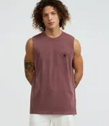 Musculosa masculina modelo Comfort, color rojo oscuro/vino con efecto desteñido, cuello redondo y sin mangas. Presenta un pequeño estampado circular en el pecho con lettering.