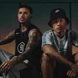 Camiseta de fútbol Nike Total 90 con diseño de rayas verticales celestes y blancas. Presenta cuello en V, mangas cortas y el logo circular T90 impreso en el centro del pecho junto con el swoosh de Nike en el lateral superior derecho.