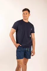 Remera blanca de mangas cortas con bolsillo en el pecho y logo de la marca en la etiqueta.