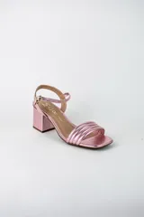 Sandalias de fiesta metalizadas color celeste, con taco cuadrado de 4 cm, tiras delanteras acolchadas y tira ajustable al tobillo con hebilla dorada.