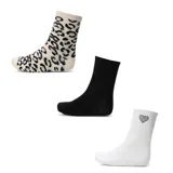 Pack de tres pares de medias de caña media con diseños surtidos: un par con estampado animal print, un par liso de color negro y un par blanco con detalle de corazón estampado.