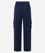 Pantalón largo verde militar de corte fluido, con cintura elástica, cordón de ajuste y bolsillos cargo en los laterales.