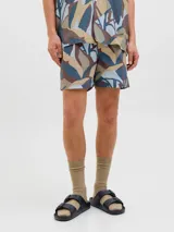 Short de baño con estampado botánico abstracto en tonos tierra, azul y gris. Cuenta con cintura elástica con cordón ajustable, bolsillos laterales y un bolsillo trasero.