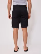 Bermuda cargo negra con bolsillos laterales y traseros.