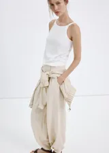 Pantalón de corte recto y tiro regular, con diseño ligero de pinzas en la cintura y bolsillos laterales.