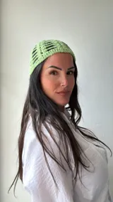Gorro de crochet color verde manzana con diseño calado.