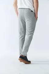 Pantalón de jogging negro con logo en goma, elástico en cintura y cordón.