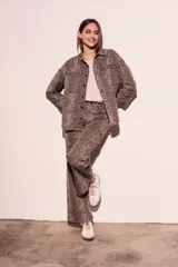 Sobrecamisa de algodón con estampado animal print, corte recto, cuello camisero, cierre frontal con botones y mangas largas con puños abotonados.