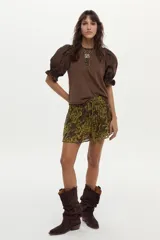 Blusa marrón con cuerpo de jersey y mangas abullonadas de algodón con detalles de punto smock en los puños.