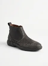 Bota corta de cuero color gris oscuro, con diseño minimalista, cierre lateral y suela de goma texturizada al tono.