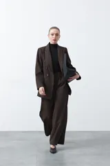 Blazer sastrero de doble botonadura color marrón oscuro, con solapas y corte recto.