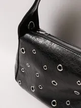Bolso tipo baguette negro con textura de cuero y múltiples ojales metálicos.