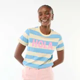 Remera de manga corta con diseño de rayas horizontales en tonos celeste y beige, con la palabra "HOLA" estampada en el pecho en color rosado.