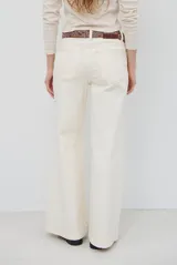 Jean de corte wide leg en color bordó, con costuras a contratono y diseño de cinco bolsillos.